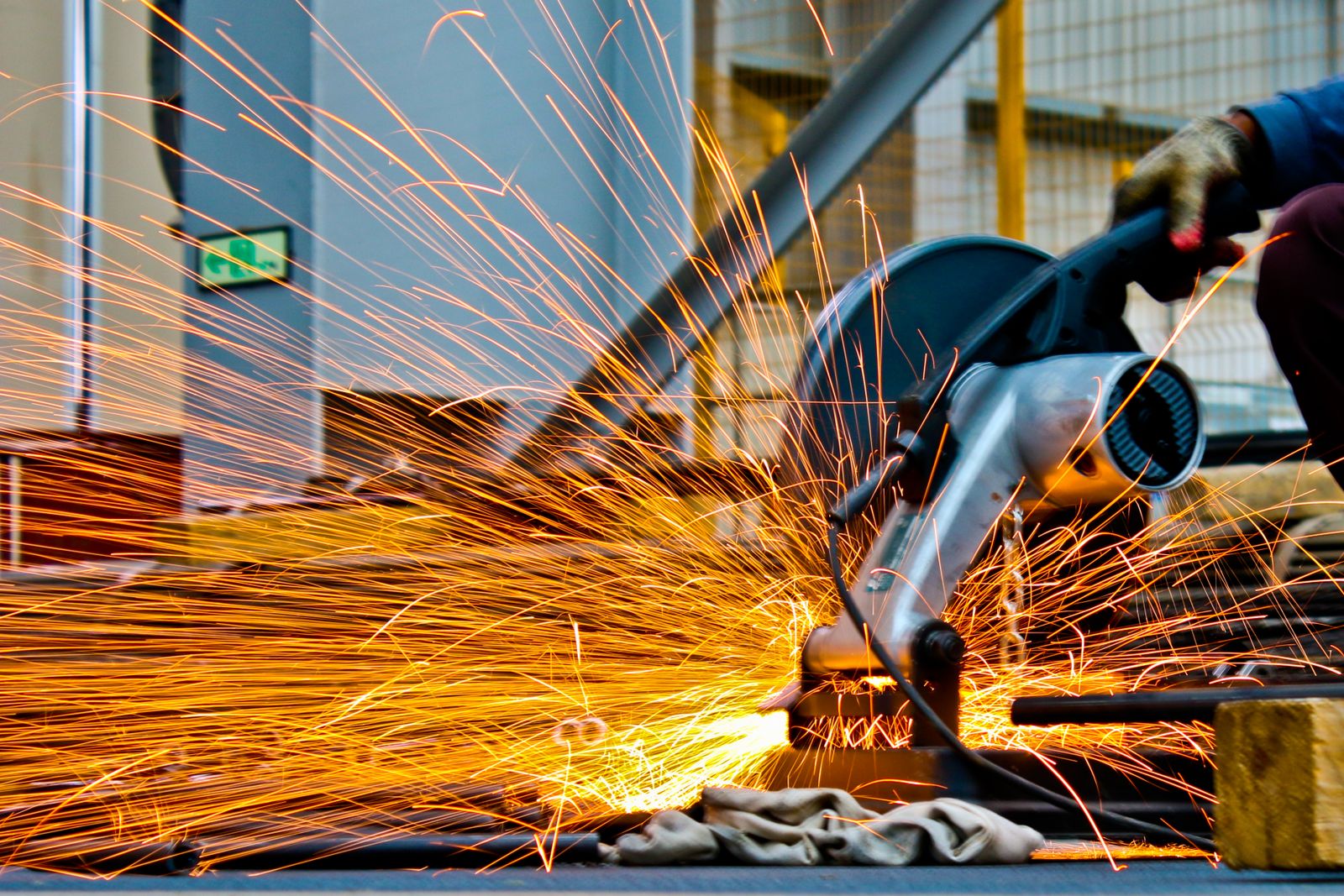 Werkstattregal mit Material